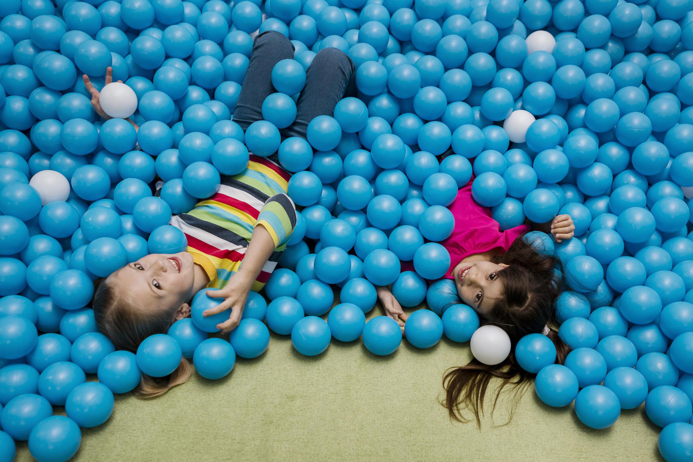 2 kids playing blue balls