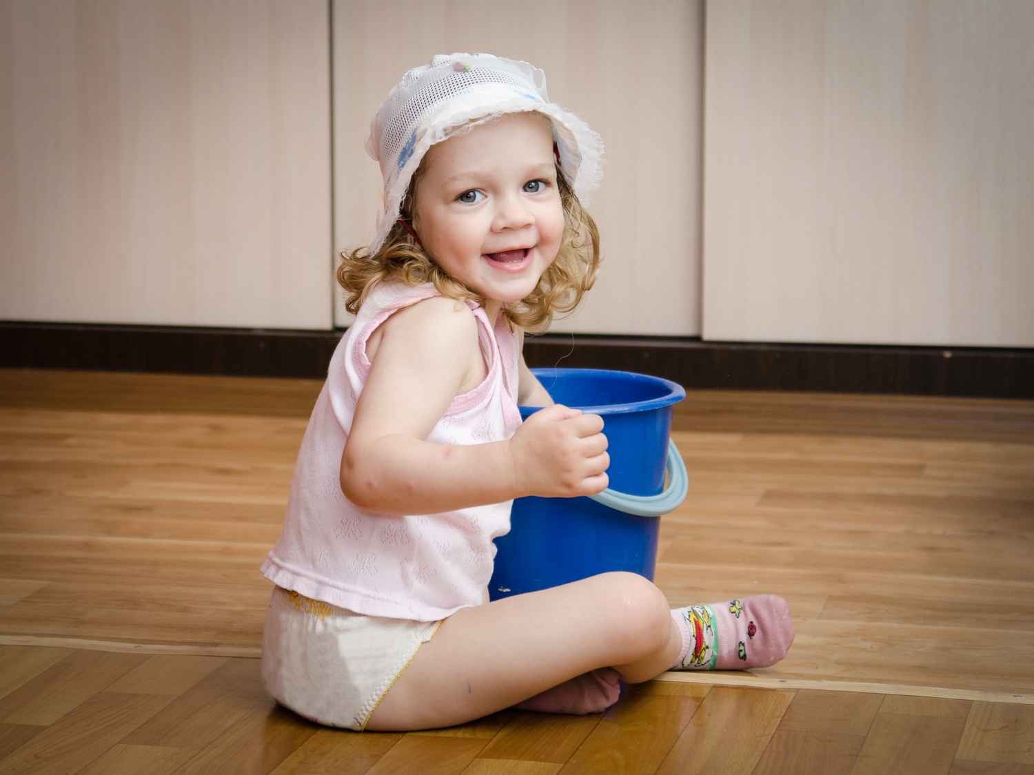 Little girl wash rag floors